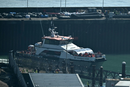Le navire "Hurricane" des forces frontalières britanniques, transportant des migrants recueillis en mer alors qu'ils tentaient de traverser la Manche depuis la France, arrive à la marina de Douvres, dans le sud-est de l'Angleterre, le 6 mars 2025
