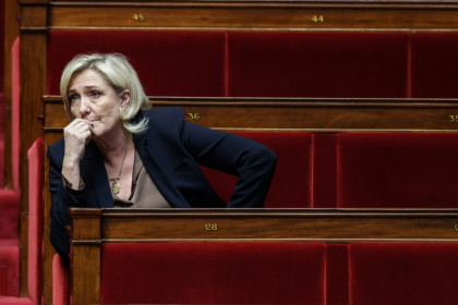 La présidente du groupe parlementaire du Rassemblement national Marine Le Pen assiste à une séance de questions au gouvernement à l'Assemblée nationale, à Paris, le 22 janvier 2025