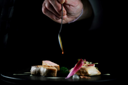 Un chef prépare un plat dans le restaurant "La Pyramide" à Vienne, en Isère, le 20 mars 2025