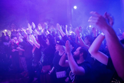 Des spectateurs assistent à un concert dans une discothèque de Minsk, le 25 janvier 2025 au Bélarus