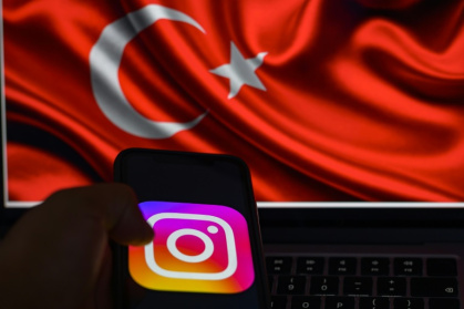 Logo du réseau social Instagram, avec un arrière-plan un drapeau turc, le 2 août 2024 à Istanbul