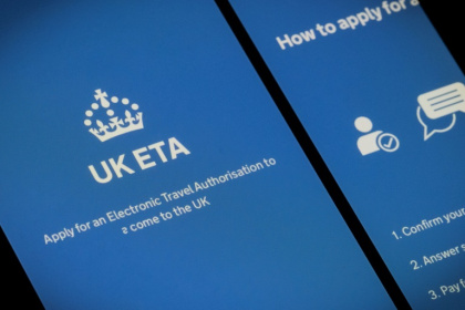 L'écran d'un smartphone affichant le logo de l'application d'autorisation de voyage électronique (ETA) du Royaume-Uni à Toulouse, dans le sud-ouest de la France, le 28 mars 2025