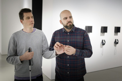 Olivier Mamini (g.) et son chuchoteur d'images Pierre-Antoine Possa participent à une visite guidée pour les personnes malvoyantes au Musée international de la Croix-Rouge et du Croissant-Rouge à Genève, le 30 mars 2025