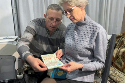 Les époux Lopatine avec leurs passeports à Chakhtinsk au Kazakhstan, le 13 mars 2025