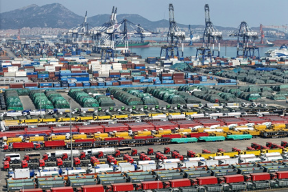 Des voitures et d'autres véhicules destinés à l'exportation dans un port à Yantai, dans la province de Shandong, dans l'est de la Chine, le 3 avril 2025