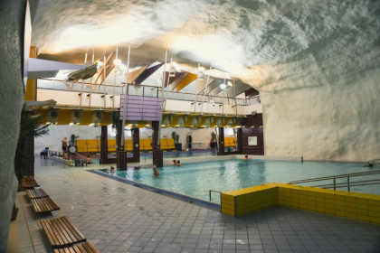 La piscine Itakeskus aménagée dans un abri anti-bombardement souterrain, le 27 mars 2025 à Helsinki,la capitale finlandaise