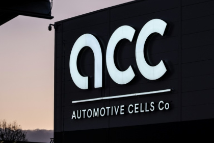 Le logo de la société Automotive Cells Company (ACC), qui produit des batteries lithium-ion pour les véhicules électriques, le 2 décembre 2024 à Douvrin, dans le Pas-de-Calais