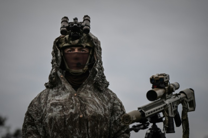 Un tireur d'élite des forces spéciales de l'armée française lors d'une démonstration tactique dans le cadre de la 7e édition du salon Sofins, à Martignas-sur-Jalle, le 3 avril 2025 en Gironde