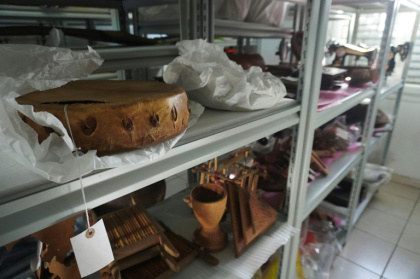 Des instruments de musique stockés dans un bureau du Musée de Mayotte transformé en entrepôt après le passage du cyclone Chido sur l'île en décembre, le 1er avril 2025 à Dzaoudzi