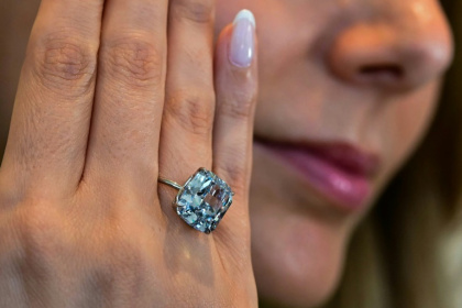 Le "Bleu Méditerranée", diamant de 10,03 carats, présenté le 8 avril 2025 à Abou Dhabi au doigt d'une employée de Sotheby's, avant sa vente aux enchères mi-mai à Genève en Suisse