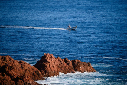 Un bateau de pêche navigue sur les eaux du cap Roux, à Saint-Raphaël (sud-est), le 24 novembre 2022