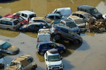 Des voitures empilées à Paiporta, au sud de Valence, dans l'est de l'Espagne, le 6 novembre 2024, à la suite d'inondations meurtrières