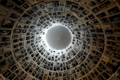 La salle des noms au musée d'histoire de la Shoah de Yad Vashem à Jérusalem, le 20 avril 2020