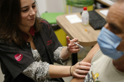 Vaccination contre le Covid-19 dans une pharmacie d'Ajaccio, en Corse (France), le 5 octobre 2023