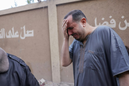 Un Palestinien pleure la mort de proches tués dans des frappes israéliennes contre une maison à Jabalia, dans le nord de la bande de Gaza, le 16 avril 2025