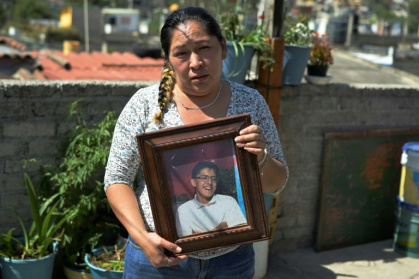 Veronica Cruz, 42 ans, tient un portrait de son fils Robert Reyes, porté disparu, lors d'un entretien avec l'AFP à Naucalpan près de Mexico le 7 avril 2025