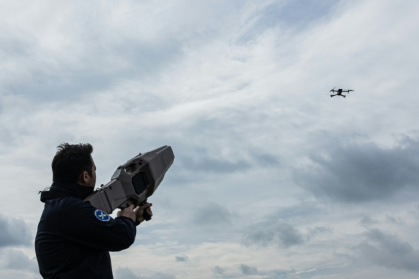 Alexandre Massonnet, directeur des ventes chez MC2 Technologies, fait la démonstration d'un brouilleur de drone RF NEROD à Villeneuve-d'Ascq, le 15 avril 2025