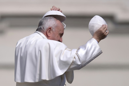 Le pape François le 21 avril 2025 sur la place Saint-Pierre au Vatican
