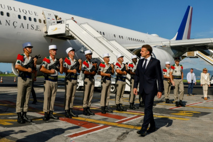 Le président Emmanuel Macron, le 21 avril 2025 à l'aéroport de Dzaoudzi, à Mayotte