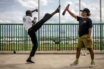Ajok Chol (g), une réfugiée sud-soudanaise de 18 ans, pratique le taekwondo avec sa professeure Caroline Ambani à Kalobeyei, le 28 mars 2025 au Kenya