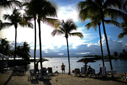 Des touristes profitent de la plage du Gosier, en Guadeloupe, le 24 novembre 2021