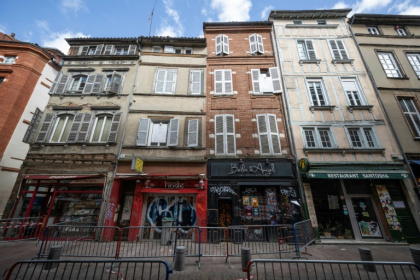 Un immeuble menaçant de s'effondrer, sécurisé par les services municipaux à Toulouse, le 14 avril 2025 en Haute-Garonne