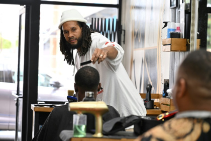 OJ Longmire, propriétaire d'un salon de coiffure et barbier en Californie, le 16 avril 2025