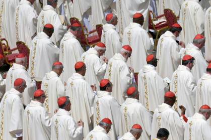 Des cardinaux lors d'une messe après les funérailles du pape François, le 27 avril 2025 sur la place Saint-Pierre, au Vatican