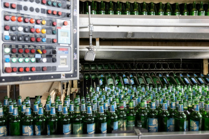 Des bouteilles de bière vides sont lavées avant d'être réemployées à la brasserie Meteor à Hochfelden, près de Strasbourg, le 25 mars 2025 dans le Bas-Rhin