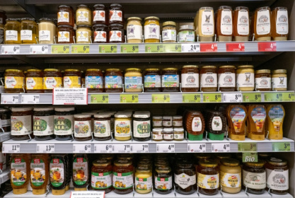 Des pots de miel de différentes marques en vente dans un supermarché Spar, le 3 avril 2025 à Vienne, en Autriche