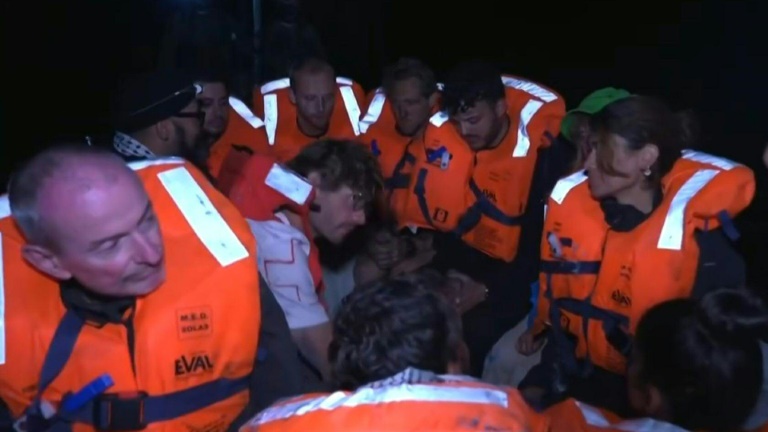 Israël : les militants du bateau pour Gaza transférés à l'aéroport pour être rapatriés