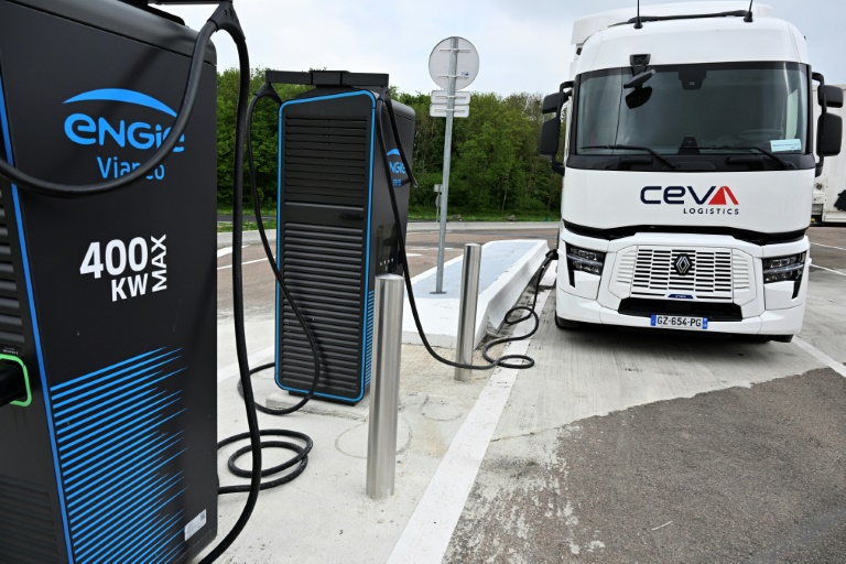 Des stations-relais pour camions électriques, une solution pour décarboner le transport routier