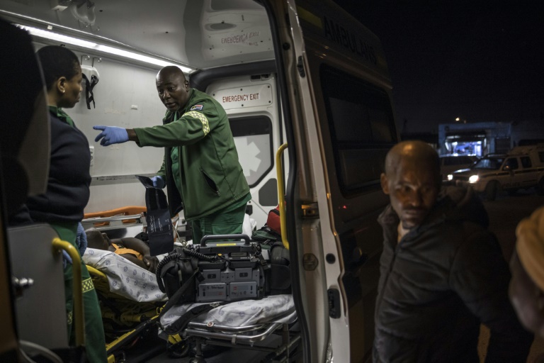 Au Cap, les ambulanciers "prient" avant d'intervenir dans les quartiers chauds