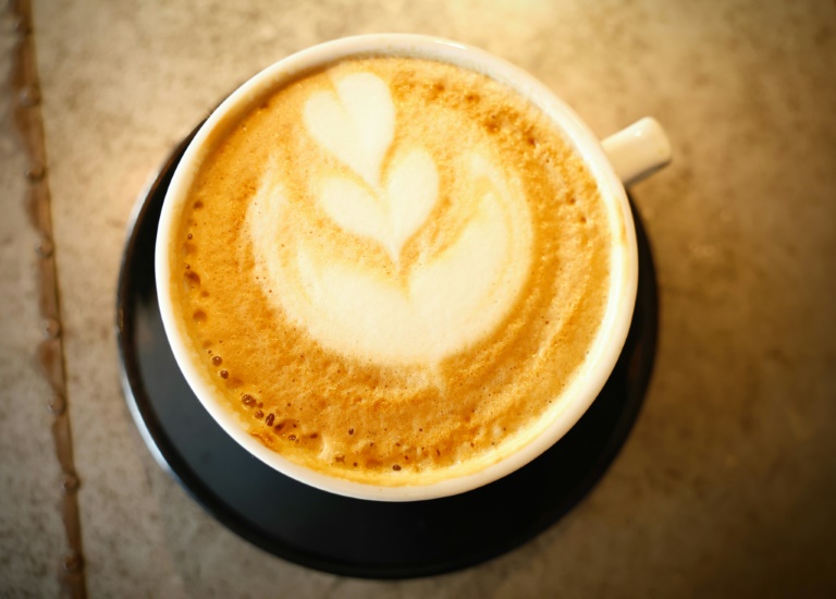Matcha latte contre café crème : le boom des "coffee shops" en France