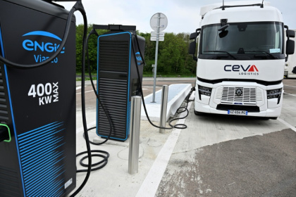 Un camion électrique en train de se charger à la station-relais de l'aire d'autoroute de Sommesous (Marne) le 25 avril 2025