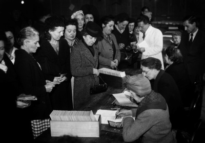 Des femmes reçoivent leur bulletin de vote pour la première fois en France lors des élections municipales à Paris, le 29 avril 1945 - -