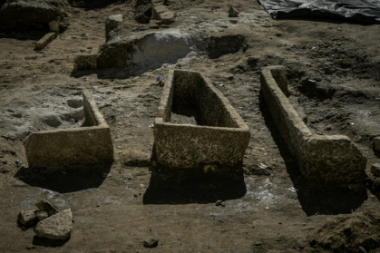 Une grande nécropole de l'époque mérovingienne, dotée d'une cinquantaine de sarcophages, a été exhumée à Bordeaux le 29 avril 2025 - Philippe LOPEZ