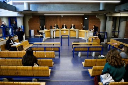 Des juges ouvrent une audience de procès en présence d'avocats et de membres du public dans une salle d'audience du palais de justice de Bobigny, le 15 janvier 2024 en Seine-Saint-Denis - Ludovic MARIN (AFP)