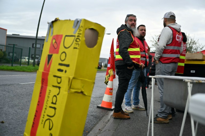 Mouvement de grève des salariés de l'usine d'Opella à Lisieux, le 17 octobre 2024, contre la vente de cette filiale de Sanofi à un fonds américain - LOU BENOIST (AFP)