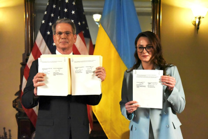 Le secrétaire américain au Trésor Scott Bessent et la vice-Première ministre ukrainienne Ioulia Svyrydenko, le 30 avril 2025 à Washington après la signature d'un accord sur les minerais - Roman PILIPEY (AFP)