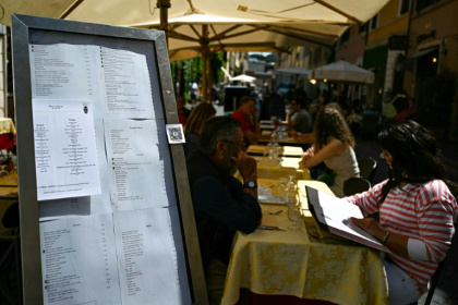 Des clients assis à la terrasse d'un restaurant de la via Borgo Pio, le 29 avril 2025 à Rome - Gabriel BOUYS (AFP)