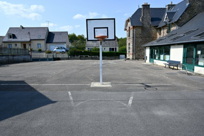 Emmanuel Macron va lancer une nouvelle convention citoyenne sur "les temps de l'enfant" où seront abordés les temps de vacances et les horaires scolaires - Damien MEYER (AFP)