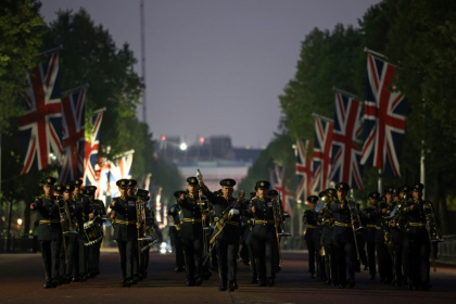 L'orchestre de la Royal Air Force participe à une répétition nocturne pour le défilé marquant les 80 ans de la fin de la Seconde Guerre mondiale en Europe sur le Mall, dans le centre de Londres, le 3 mai 2025 - HENRY NICHOLLS (AFP)