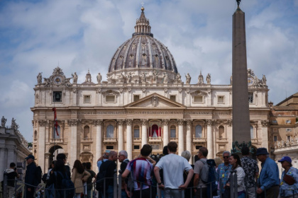 Des visiteurs sur la place Saint-Pierre au Vatican le 5 mai 2025 - Dimitar DILKOFF (AFP)