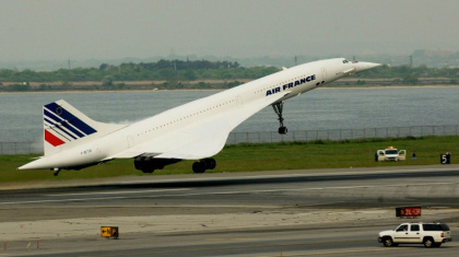 Le vol AF 001 du Concorde d'Air France à destination de Paris décolle, le 31 mai 2003, à l'aéroport Kennedy de New York pour le dernier vol commercial de l'avion franco-britannique - STAN HONDA (AFP)