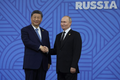 Le président russe Vladimir Poutine salue le président chinois Xi Jinping lors d'une cérémonie officielle d'accueil des chefs de délégation au sommet des BRICS à Kazan, en Russie, le 23 octobre 2024 - MAXIM SHIPENKOV (AFP)