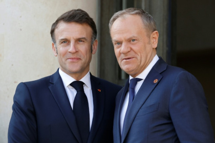 Le président français Emmanuel Macron (gauche) salue le Premier ministre polonais Donald Tusk, le 27 mars 2025 à Paris - Ludovic MARIN (AFP)