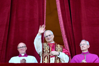 Le nouveau pape Léon XIV, l'Américain Robert Francis Prevost, salue la foule rassemblée place Saint-Pierre ) pour sa première apparition après son élection le 8 mai 2025 - Photographe inconnu (AFP)