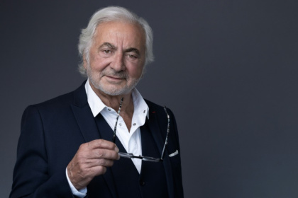 Le coiffeur français Franck Provost, lors d'une séance photo à Neuilly-sur-Seine, à Paris, le 6 mai 2025 - JOEL SAGET (AFP)