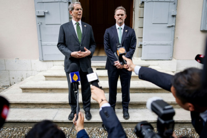 Le secrétaire au Trésor Scott Bessent (à gauche) et le représentant au Commerce Jamieson Greer parlent aux journalistes, le 11 mai 2025 à Genève - VALENTIN FLAURAUD (AFP)